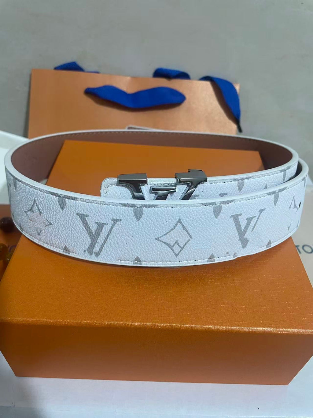 New smooth buckle trouser belt cross-border live Douyin Internet celebrity belt men's light luxury alphabet men's belt casual and versatile