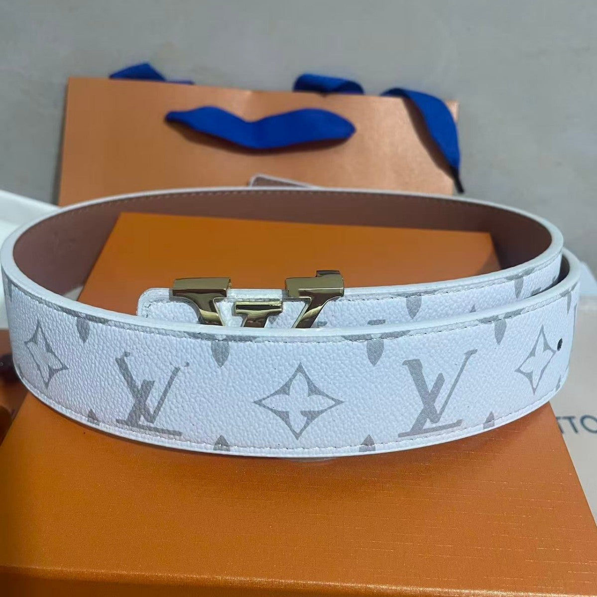 New smooth buckle trouser belt cross-border live Douyin Internet celebrity belt men's light luxury alphabet men's belt casual and versatile