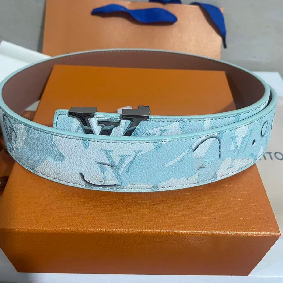 New smooth buckle trouser belt cross-border live Douyin Internet celebrity belt men's light luxury alphabet men's belt casual and versatile